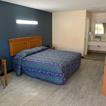 هيوستن Guest Inn And Suites الغرفة الصورة
