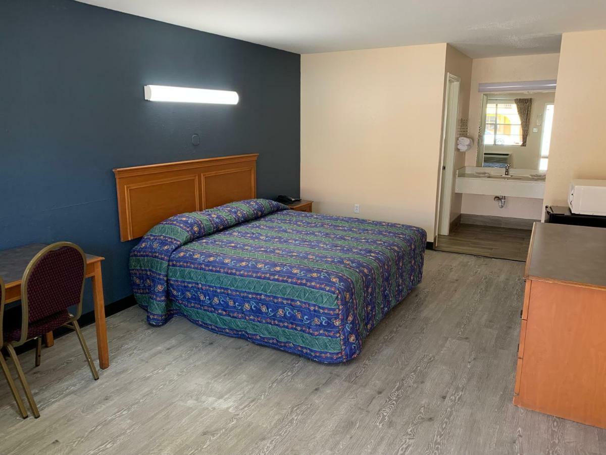 هيوستن Guest Inn And Suites الغرفة الصورة