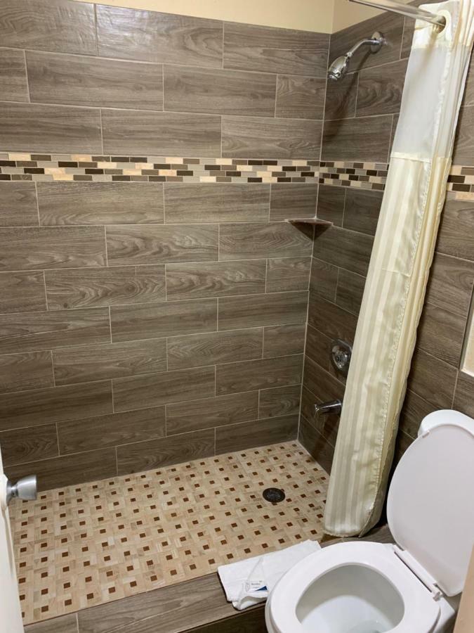 هيوستن Guest Inn And Suites الغرفة الصورة