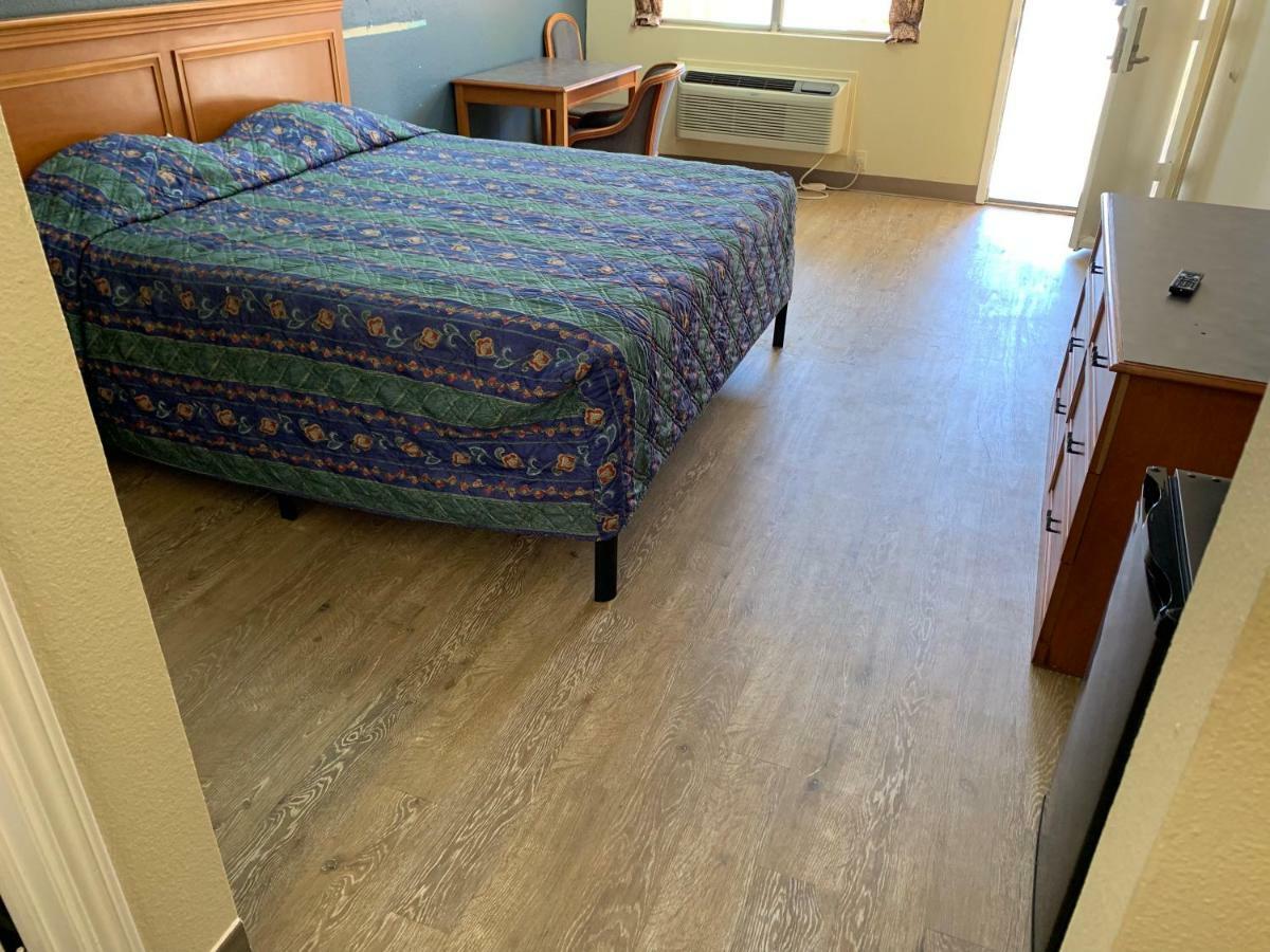 هيوستن Guest Inn And Suites الغرفة الصورة