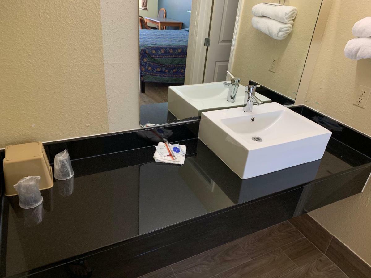 هيوستن Guest Inn And Suites الغرفة الصورة