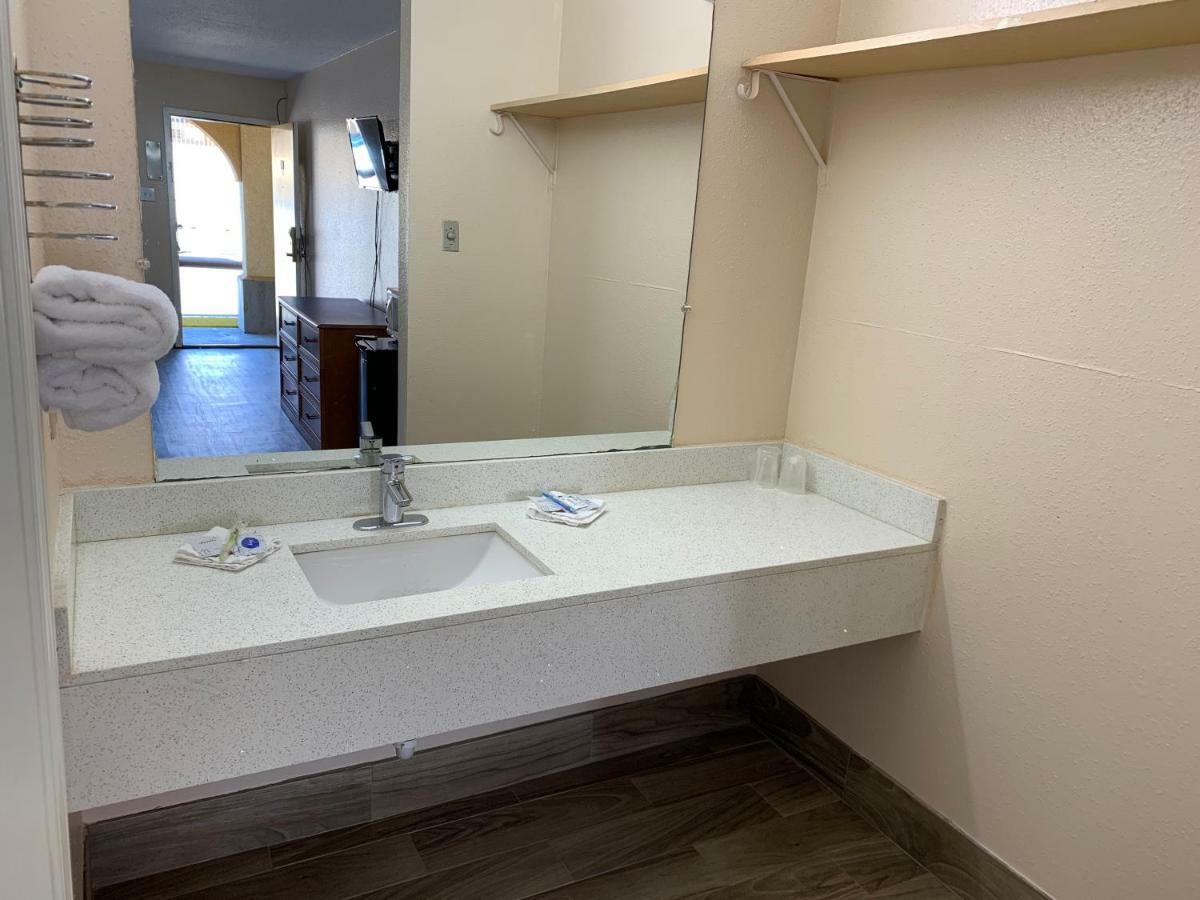 هيوستن Guest Inn And Suites الغرفة الصورة